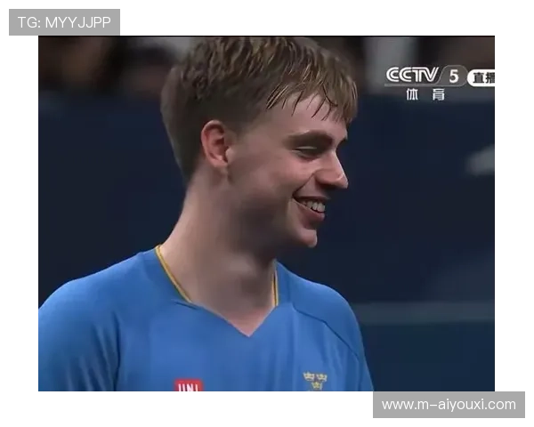 莫雷加德欧冠赛场展现幽默一面，与队友互动逗笑观众