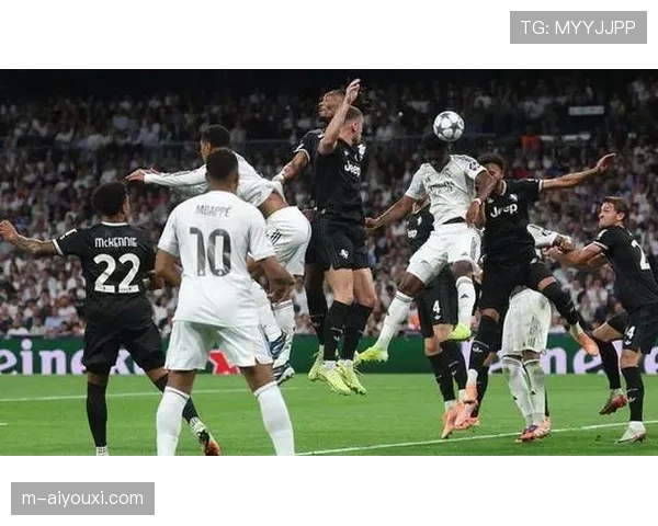 镜头捕捉：场边莫塔向博洛尼亚球员频繁手势指挥，示意阵型前压